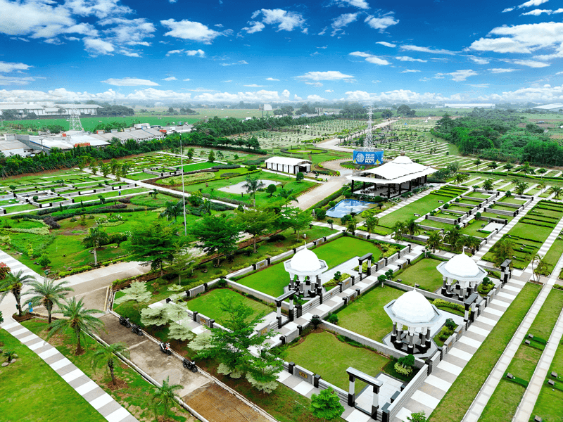 Foto udara kawasan Al Azhar Memorial Garden, Karawang, yang sebagian besar kavlingnya sudah terpesan